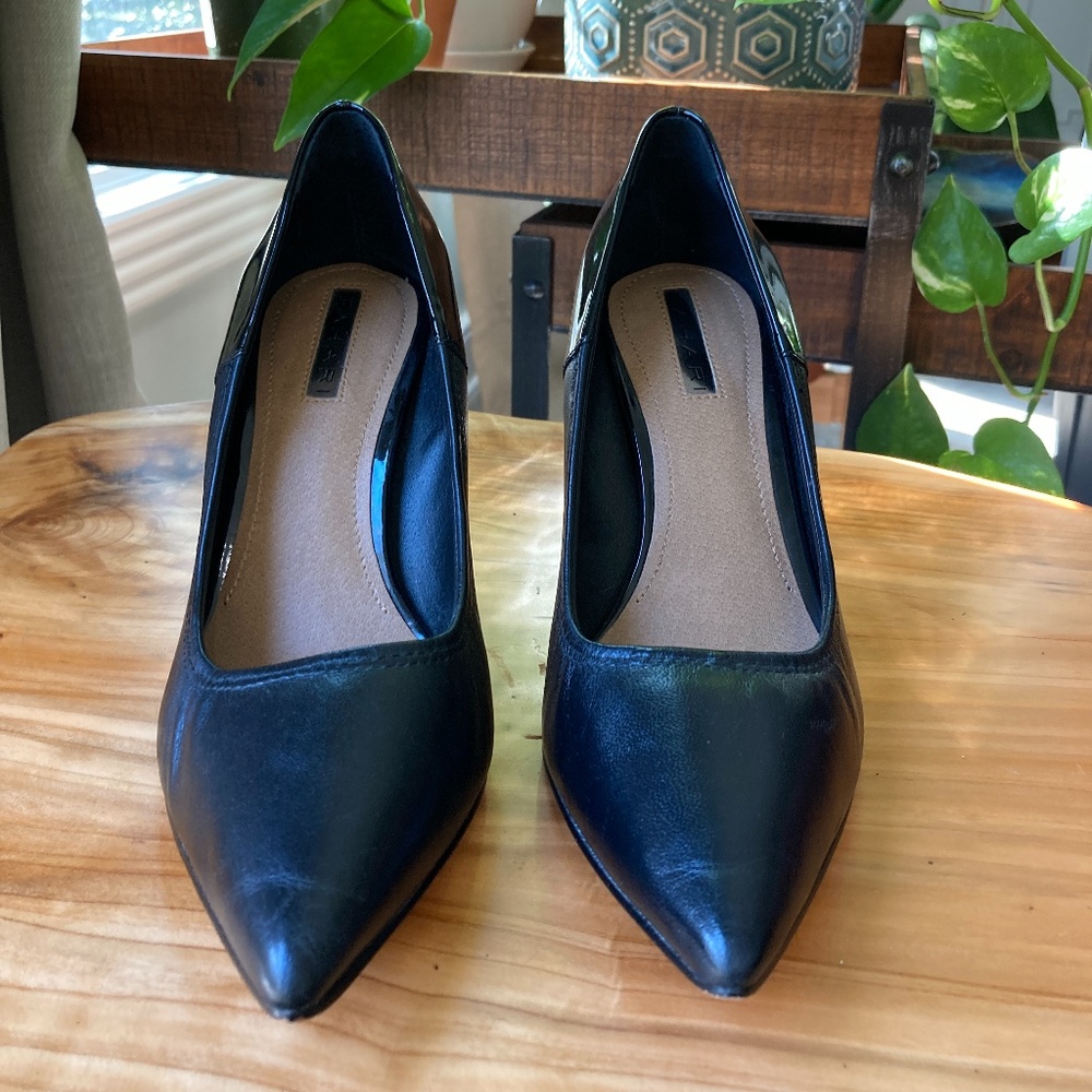 Tahari Peyton Pointed black pumps